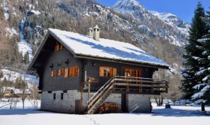 CHALET IN CONTESTO PRIVILEGIATO CHALET IN CONTESTO PRIVILEGIATO