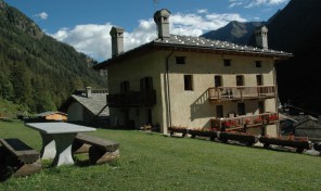 (Italiano) AMPIO BILOCALE IN STABILE STORICO (Italiano) AMPIO BILOCALE IN STABILE STORICO